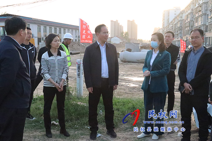 縣委常委、常務(wù)副縣長(zhǎng)王景義現(xiàn)場(chǎng)辦公查看城區(qū)道路建設(shè)情況