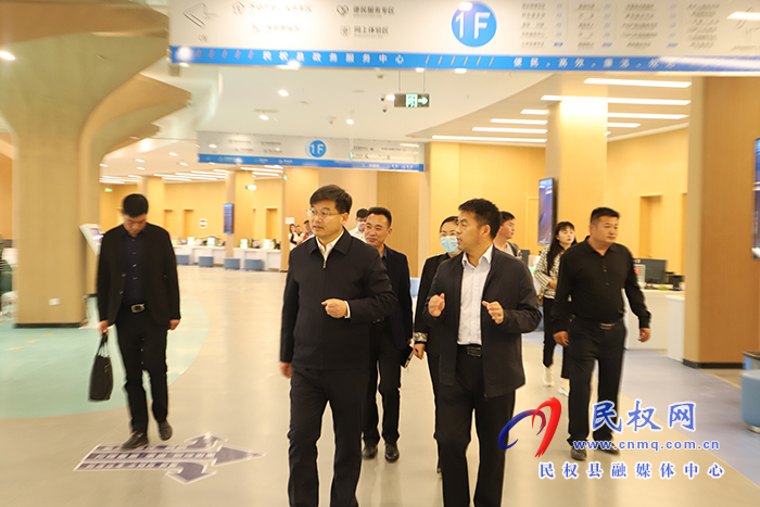 市人大常委會副主任、縣委書記張團(tuán)結(jié)調(diào)研政務(wù)服務(wù)中心運(yùn)營情況