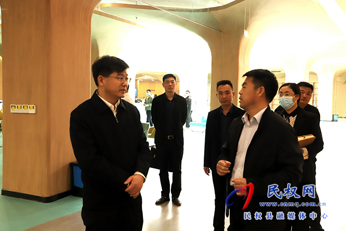 市人大常委會副主任、縣委書記張團(tuán)結(jié)調(diào)研政務(wù)服務(wù)中心運(yùn)營情況