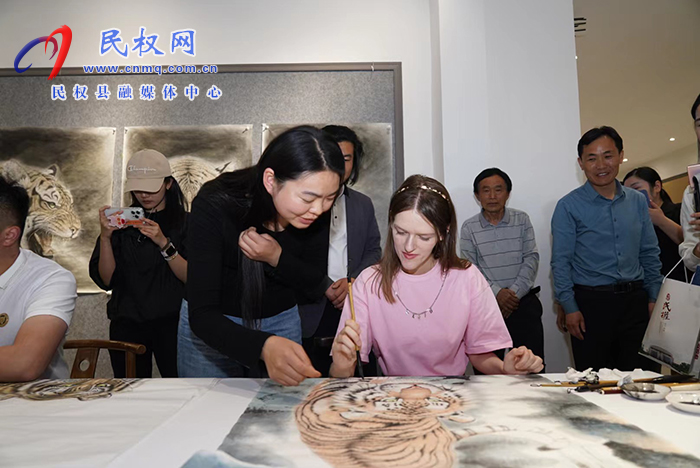 2023“打卡中國·讀懂中國式現(xiàn)代化——你好，河南！”網(wǎng)絡國際傳播活動走進“中國畫虎第一村” ? ? ?