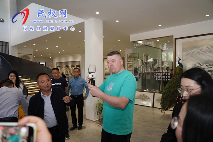 2023“打卡中國·讀懂中國式現(xiàn)代化——你好，河南！”網(wǎng)絡國際傳播活動走進“中國畫虎第一村” ? ? ?