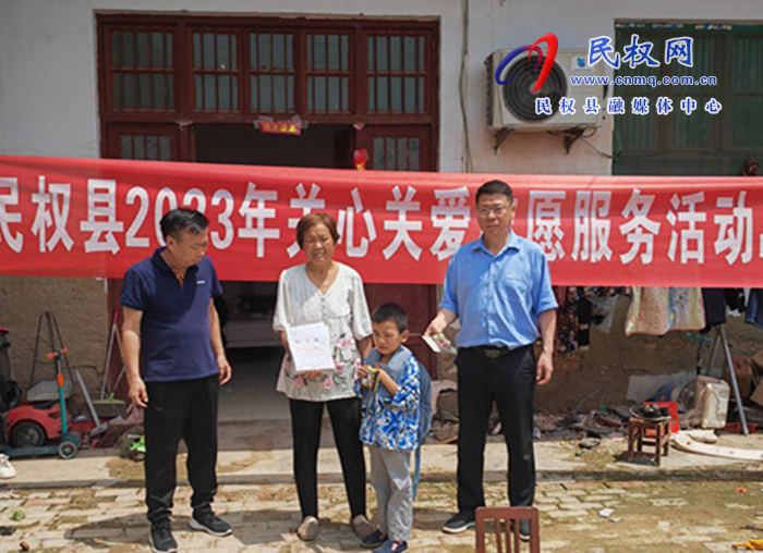 縣商務(wù)局開展“六一”兒童節(jié)慰問獻愛心活動 縣商務(wù)局開展“六一”兒童節(jié)慰問獻愛心活動