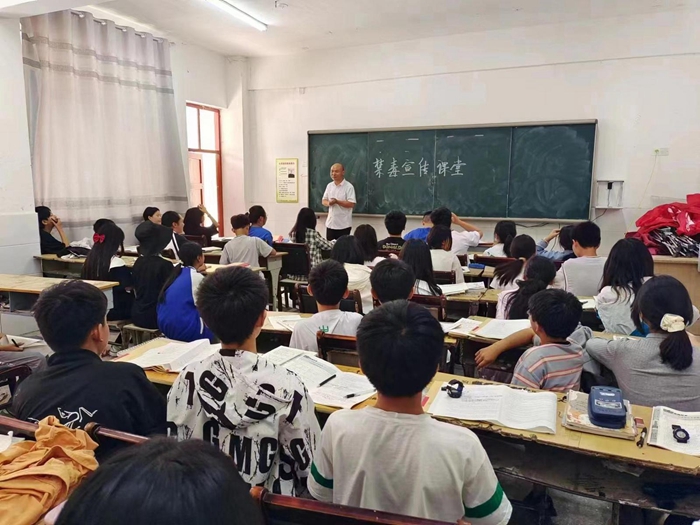 莊子鎮(zhèn)開(kāi)展禁毒宣傳“進(jìn)萬(wàn)家”活動(dòng) 莊子鎮(zhèn)開(kāi)展禁毒宣傳“進(jìn)萬(wàn)家”活動(dòng)