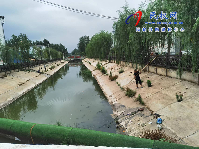 民權(quán)縣孫六鎮(zhèn)垃圾清理凈河道 創(chuàng)建“生態(tài)宜居星” 民權(quán)縣孫六鎮(zhèn)垃圾清理凈河道 創(chuàng)建“生態(tài)宜居星”