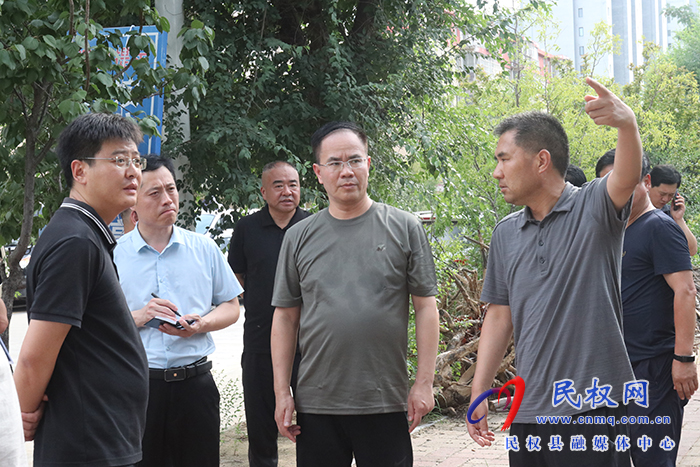 縣委常委、常務副縣長王景義查看文明城市創(chuàng)建工作