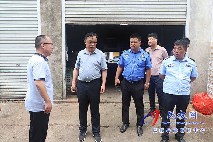 縣委常委、宣傳部長、副縣長畢道喜暗訪國家衛(wèi)生縣創(chuàng)建工作