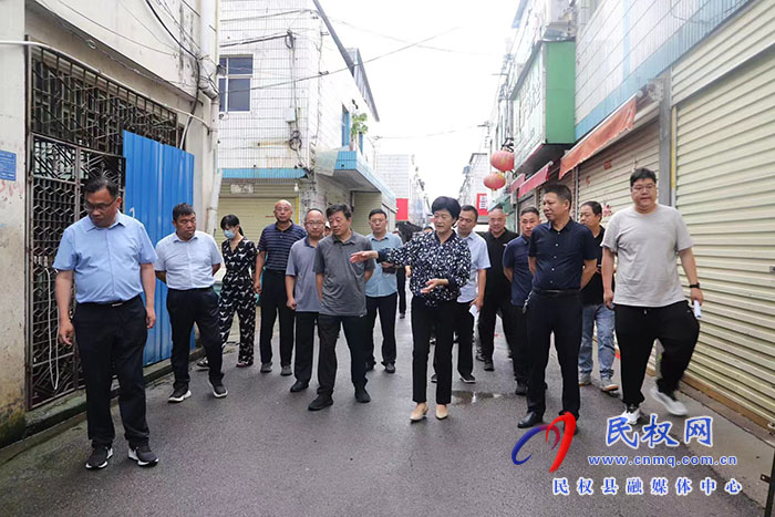 縣領(lǐng)導(dǎo)查看全國文明城市、國家衛(wèi)生縣創(chuàng)建工作