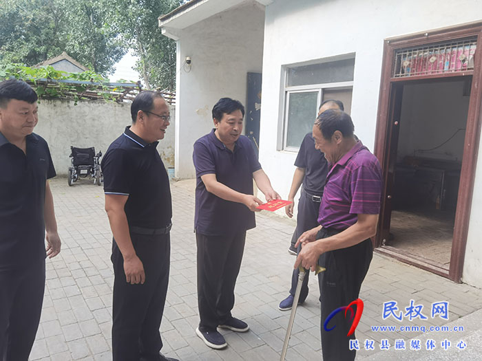 縣領(lǐng)導(dǎo)陳進(jìn)領(lǐng)“八一”節(jié)前到胡集鄉(xiāng)走訪慰問復(fù)退、復(fù)員軍人