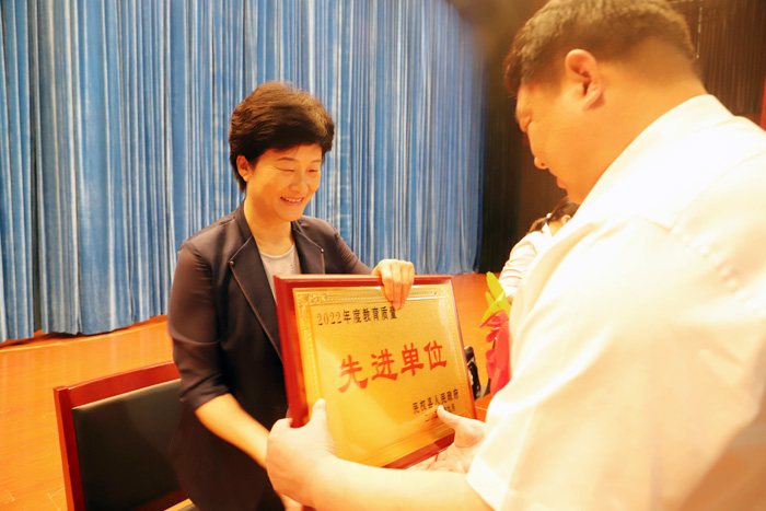 民權(quán)縣慶祝第39個(gè)教師節(jié)暨教育體育工作表彰大會(huì)召開 民權(quán)縣慶祝第39個(gè)教師節(jié)暨教育體育工作表彰大會(huì)召開