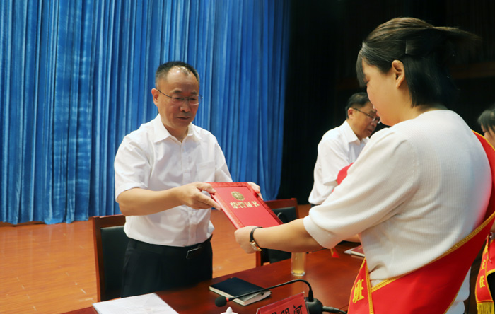 民權(quán)縣慶祝第39個(gè)教師節(jié)暨教育體育工作表彰大會(huì)召開 民權(quán)縣慶祝第39個(gè)教師節(jié)暨教育體育工作表彰大會(huì)召開