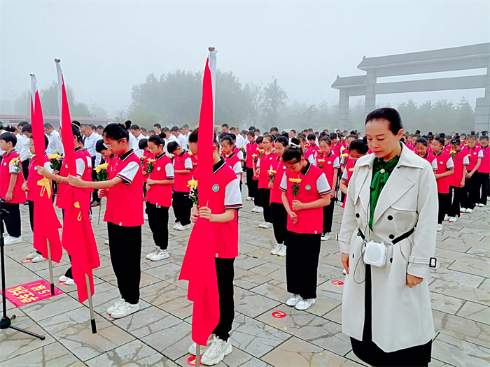 緬懷革命先烈  弘揚(yáng)革命精神  ——民權(quán)縣第三小學(xué)組織少先隊(duì)員參加2023年民權(quán)縣烈士紀(jì)念日公祭活動(dòng) 緬懷革命先烈  弘揚(yáng)革命精神  ——民權(quán)縣第三小學(xué)組織少先隊(duì)員參加2023年民權(quán)縣烈士紀(jì)念日公祭活動(dòng)