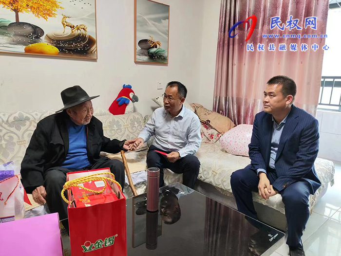 縣政協(xié)主席周明河到綠洲街道慰問百歲老人、“三無”老人