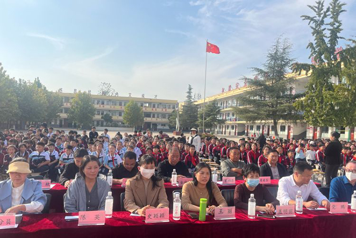 “桌舞飛揚 舞動自我”—城關一中學生課桌舞比賽 “桌舞飛揚 舞動自我”—城關一中學生課桌舞比賽