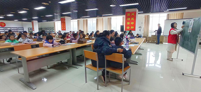 民權(quán)縣圖書館舉辦第三期“畫從書中來——閱繪悅美”公益繪畫培訓(xùn) 民權(quán)縣圖書館舉辦第三期“畫從書中來——閱繪悅美”公益繪畫培訓(xùn)