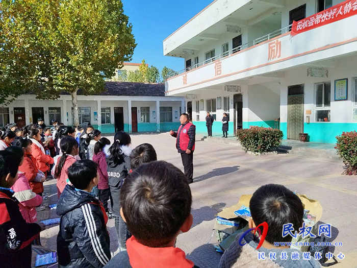 民權(quán)縣幫扶好人協(xié)會(huì)宣講團(tuán)進(jìn)校園開展好人事跡宣講活動(dòng) 民權(quán)縣幫扶好人協(xié)會(huì)宣講團(tuán)進(jìn)校園開展好人事跡宣講活動(dòng)