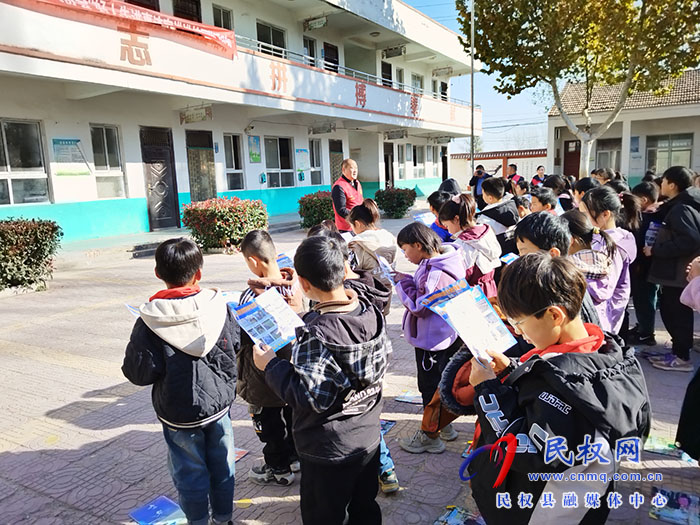 民權(quán)縣幫扶好人協(xié)會(huì)宣講團(tuán)進(jìn)校園開展好人事跡宣講活動(dòng) 民權(quán)縣幫扶好人協(xié)會(huì)宣講團(tuán)進(jìn)校園開展好人事跡宣講活動(dòng)