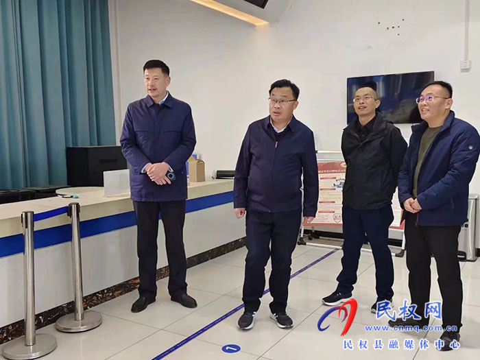 縣委常委、宣傳部長、副縣長畢道喜查看城市書房選址情況