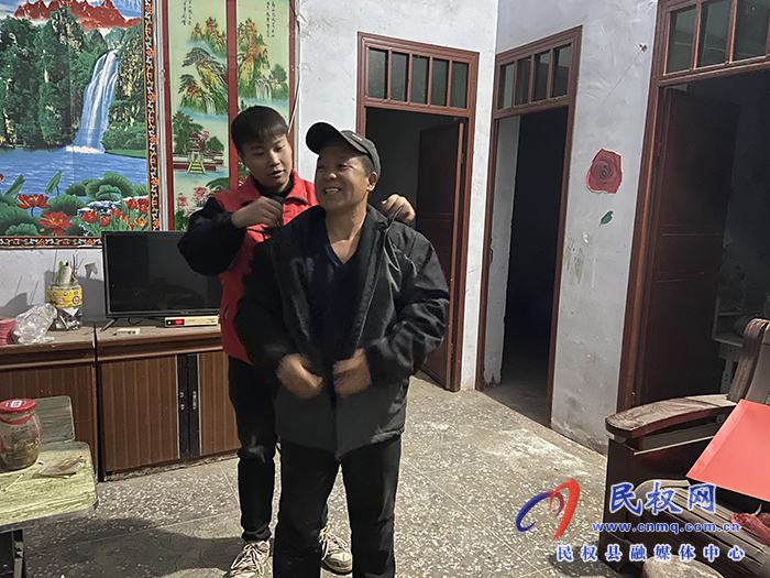寒冬送溫暖 群眾笑開(kāi)顏  寒冬送溫暖 群眾笑開(kāi)顏
