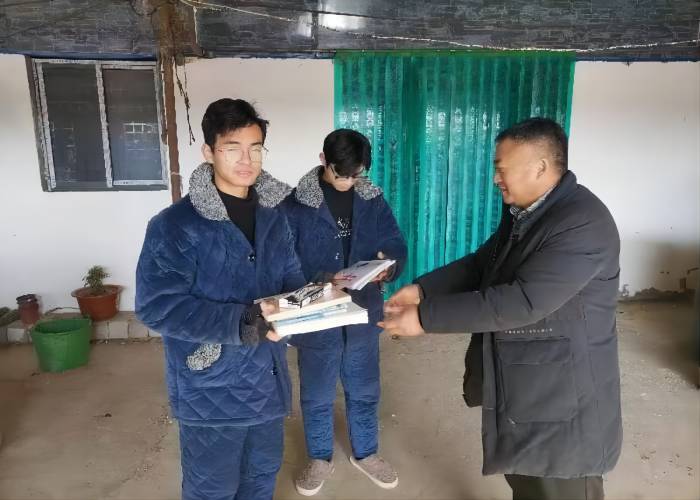 張建平：愛心助困，情滿寒冬
