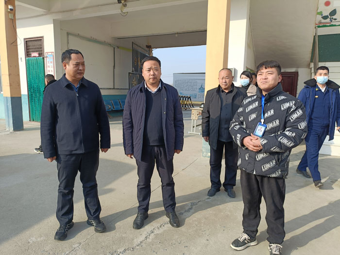 縣委常委、常務(wù)副縣長(zhǎng)李衛(wèi)政調(diào)研校園安全工作