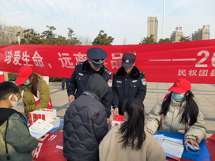 團縣委聯(lián)合縣公安局開展禁毒宣傳活動 團縣委聯(lián)合縣公安局開展禁毒宣傳活動