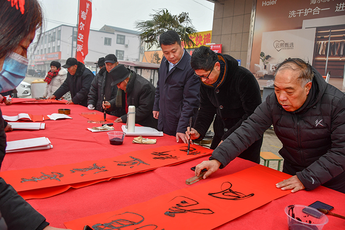 民權(quán)縣人和鎮(zhèn):義寫春聯(lián)送祝福 濃濃墨香迎新春 民權(quán)縣人和鎮(zhèn):義寫春聯(lián)送祝福 濃濃墨香迎新春