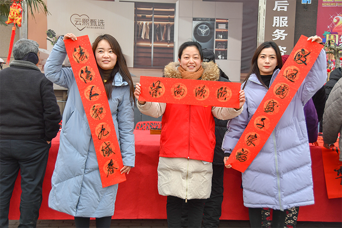 民權(quán)縣人和鎮(zhèn):義寫春聯(lián)送祝福 濃濃墨香迎新春 民權(quán)縣人和鎮(zhèn):義寫春聯(lián)送祝福 濃濃墨香迎新春
