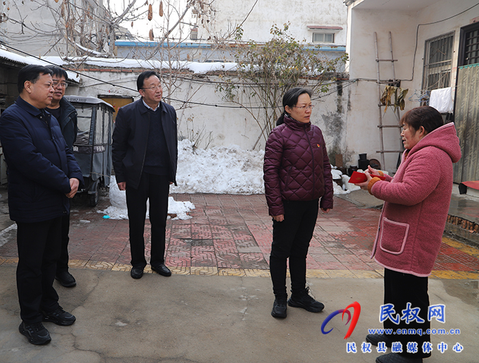 縣領導春節(jié)前夕慰問特困職工、城市居民困難戶、企業(yè)軍轉(zhuǎn)干部和特困下崗職工