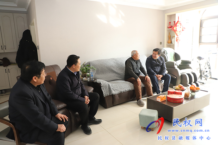 縣領導春節(jié)前夕慰問特困職工、城市居民困難戶、企業(yè)軍轉(zhuǎn)干部和特困下崗職工