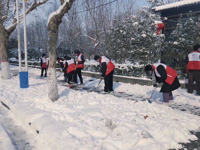 團(tuán)縣委組織返鄉(xiāng)大學(xué)生開展“瑞雪出行，暖冬有我”義務(wù)掃雪活動(dòng)