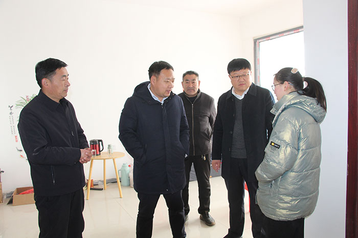 縣委常委、常務副縣長李衛(wèi)政走訪慰問“春蕾女童”、困難群眾和老黨員