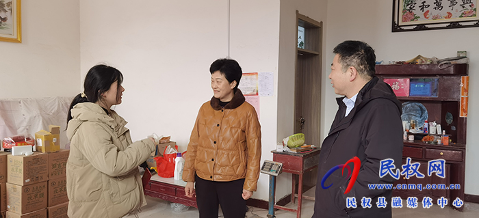 縣人大常委會主任周燕到胡集鄉(xiāng)走訪慰問春蕾兒童 縣人大常委會主任周燕到胡集鄉(xiāng)走訪慰問春蕾兒童