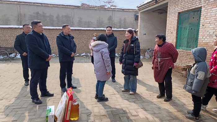 團(tuán)縣委攜手青年企業(yè)家走訪慰問困難學(xué)生 團(tuán)縣委攜手青年企業(yè)家走訪慰問困難學(xué)生