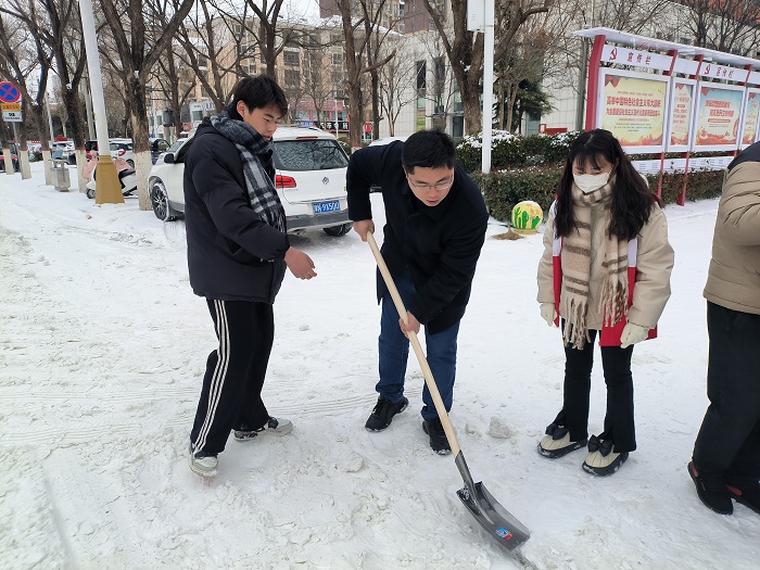 團縣委組織大學生志愿者開展清雪除冰志愿服務活動 團縣委組織大學生志愿者開展清雪除冰志愿服務活動