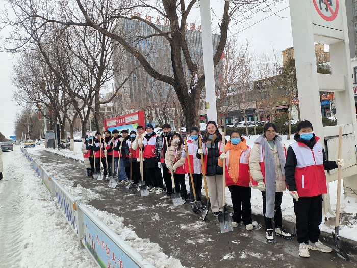 團縣委組織大學生志愿者開展清雪除冰志愿服務活動 團縣委組織大學生志愿者開展清雪除冰志愿服務活動