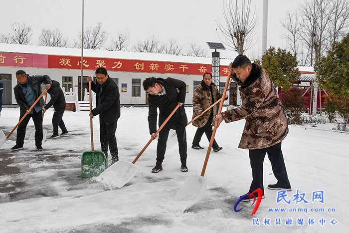人和鎮(zhèn)以雪為令積極開展掃雪鏟冰行動 人和鎮(zhèn)以雪為令積極開展掃雪鏟冰行動