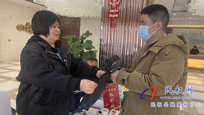 政協(xié)委員陸續(xù)報到 政協(xié)委員陸續(xù)報到