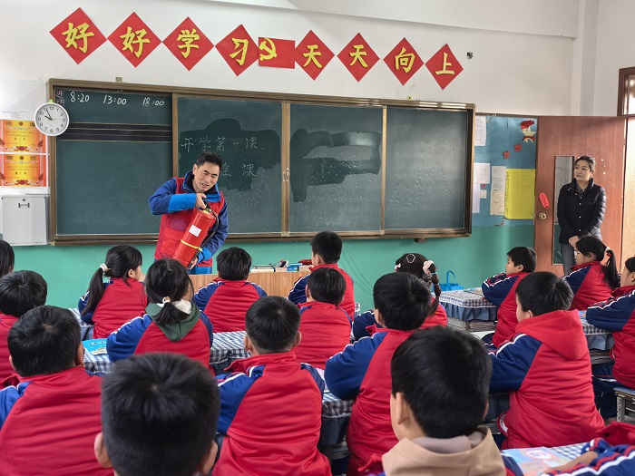 雙塔鎮(zhèn)攜手市應(yīng)急管理局開展開學(xué)第一課校園講安全活動(dòng) 雙塔鎮(zhèn)攜手市應(yīng)急管理局開展開學(xué)第一課校園講安全活動(dòng)