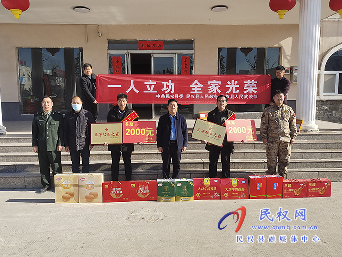 孫六鎮(zhèn):為榮立“三等功”現(xiàn)役軍人家庭  送喜報(bào) 孫六鎮(zhèn):為榮立“三等功”現(xiàn)役軍人家庭  送喜報(bào)