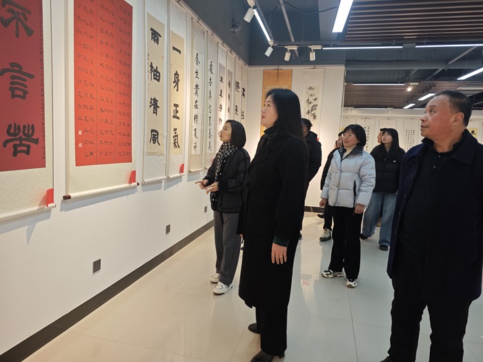 縣財政局組織參觀“翰墨書正氣 丹青繪廉韻”廉潔書畫展 縣財政局組織參觀“翰墨書正氣 丹青繪廉韻”廉潔書畫展