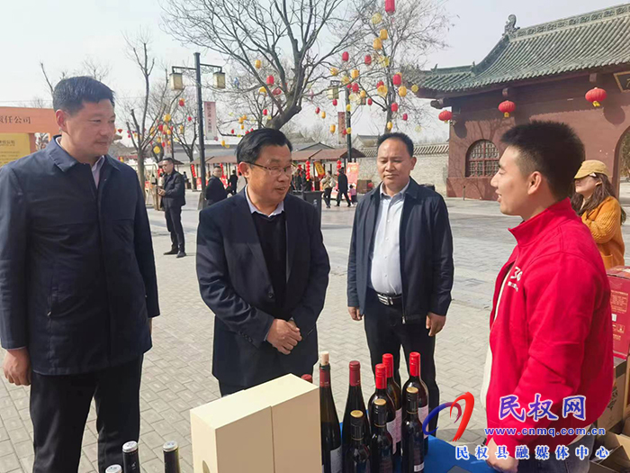 縣委常委、宣傳部長、副縣長畢道喜到商丘第三屆美食文化季民權(quán)展區(qū)指導(dǎo)布展工作