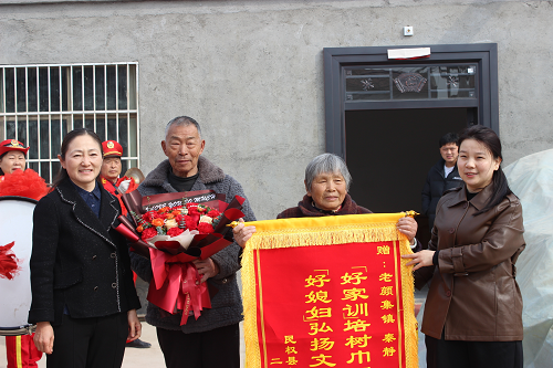 縣婦聯(lián)開展“好媳婦錦旗送娘家”活動(dòng) 縣婦聯(lián)開展“好媳婦錦旗送娘家”活動(dòng)