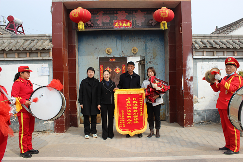 縣婦聯(lián)開展“好媳婦錦旗送娘家”活動(dòng) 縣婦聯(lián)開展“好媳婦錦旗送娘家”活動(dòng)