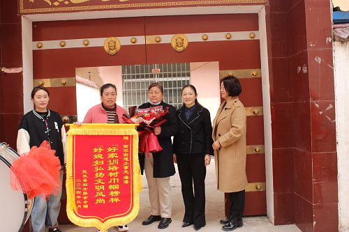 縣婦聯(lián)開展“好媳婦錦旗送娘家”活動(dòng) 縣婦聯(lián)開展“好媳婦錦旗送娘家”活動(dòng)