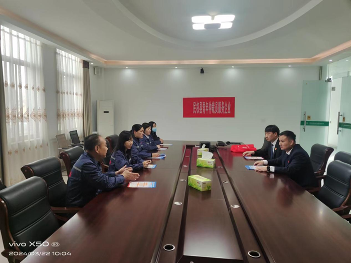民權(quán)縣人社局開展進(jìn)企業(yè)、進(jìn)基層普法宣傳活動