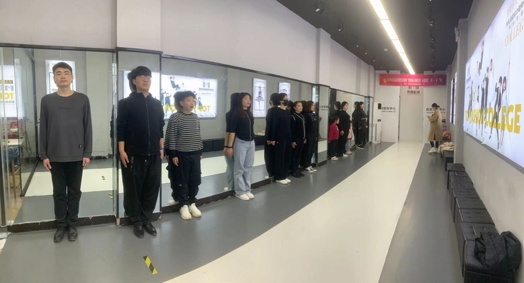 民權(quán)縣圖書館市民夜?！皶銤?rùn)心 形體禮儀”第一期順利開班