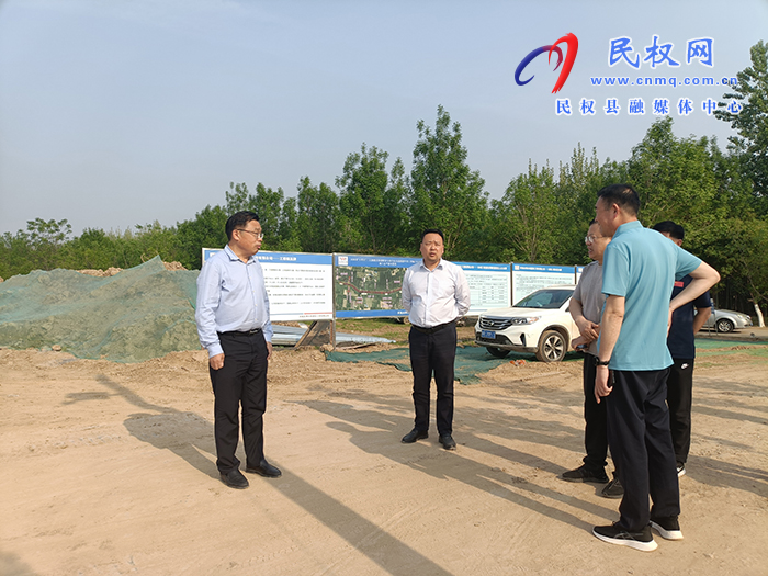 縣領(lǐng)導(dǎo)畢道喜、李衛(wèi)政查看馬拉松賽事沿線道路鋪設(shè)情況及周邊環(huán)境衛(wèi)生整治工作
