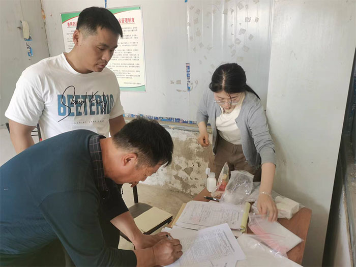 省農(nóng)業(yè)農(nóng)村廳生鮮乳質(zhì)量安全監(jiān)督檢查組蒞民抽樣檢查 省農(nóng)業(yè)農(nóng)村廳生鮮乳質(zhì)量安全監(jiān)督檢查組蒞民抽樣檢查