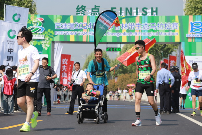 穿越林海 一路花香  巴迪瑞2024民權(quán)申甘林帶生態(tài)馬拉松賽激情開跑 穿越林海 一路花香  巴迪瑞2024民權(quán)申甘林帶生態(tài)馬拉松賽激情開跑