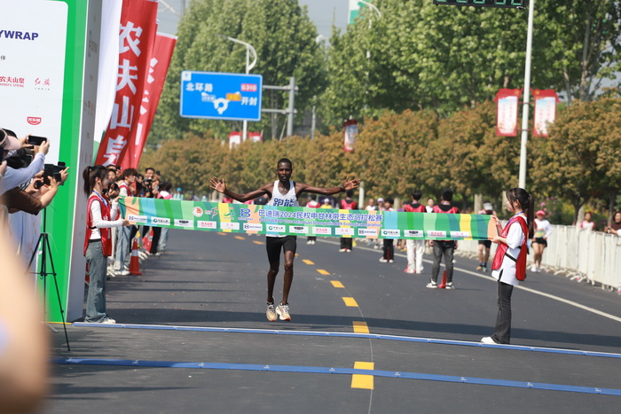 穿越林海 一路花香  巴迪瑞2024民權(quán)申甘林帶生態(tài)馬拉松賽激情開跑 穿越林海 一路花香  巴迪瑞2024民權(quán)申甘林帶生態(tài)馬拉松賽激情開跑